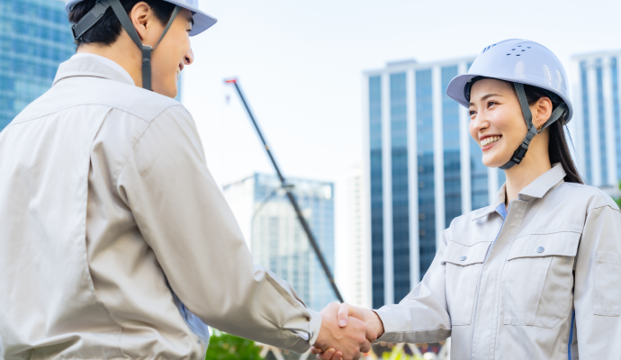 握手する施工管理